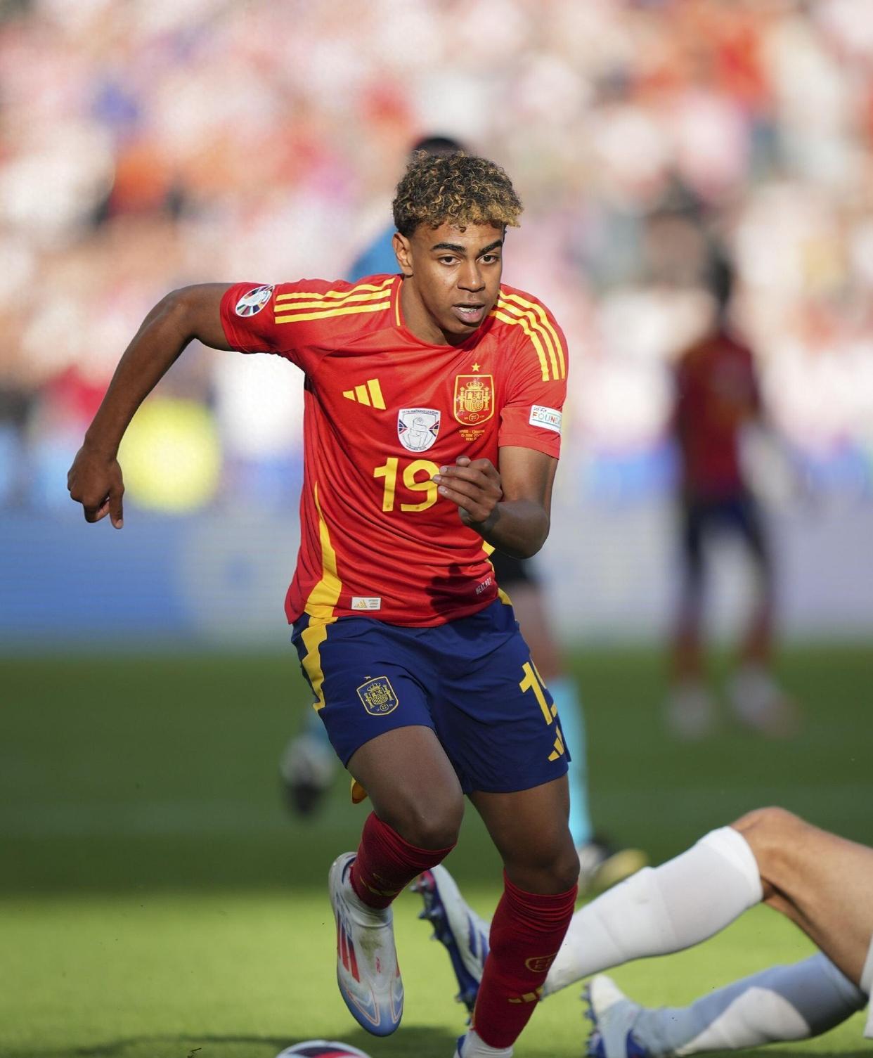 赛地聚焦:欧联关键时刻热度飙升,法兰克福再遭质疑,球迷炸锅,赛季目标并未改变的简单介绍 赛地聚焦:欧联关键时刻热度飙升,法兰克福再遭质疑,球迷炸锅,赛季目标并未改变的简单介绍