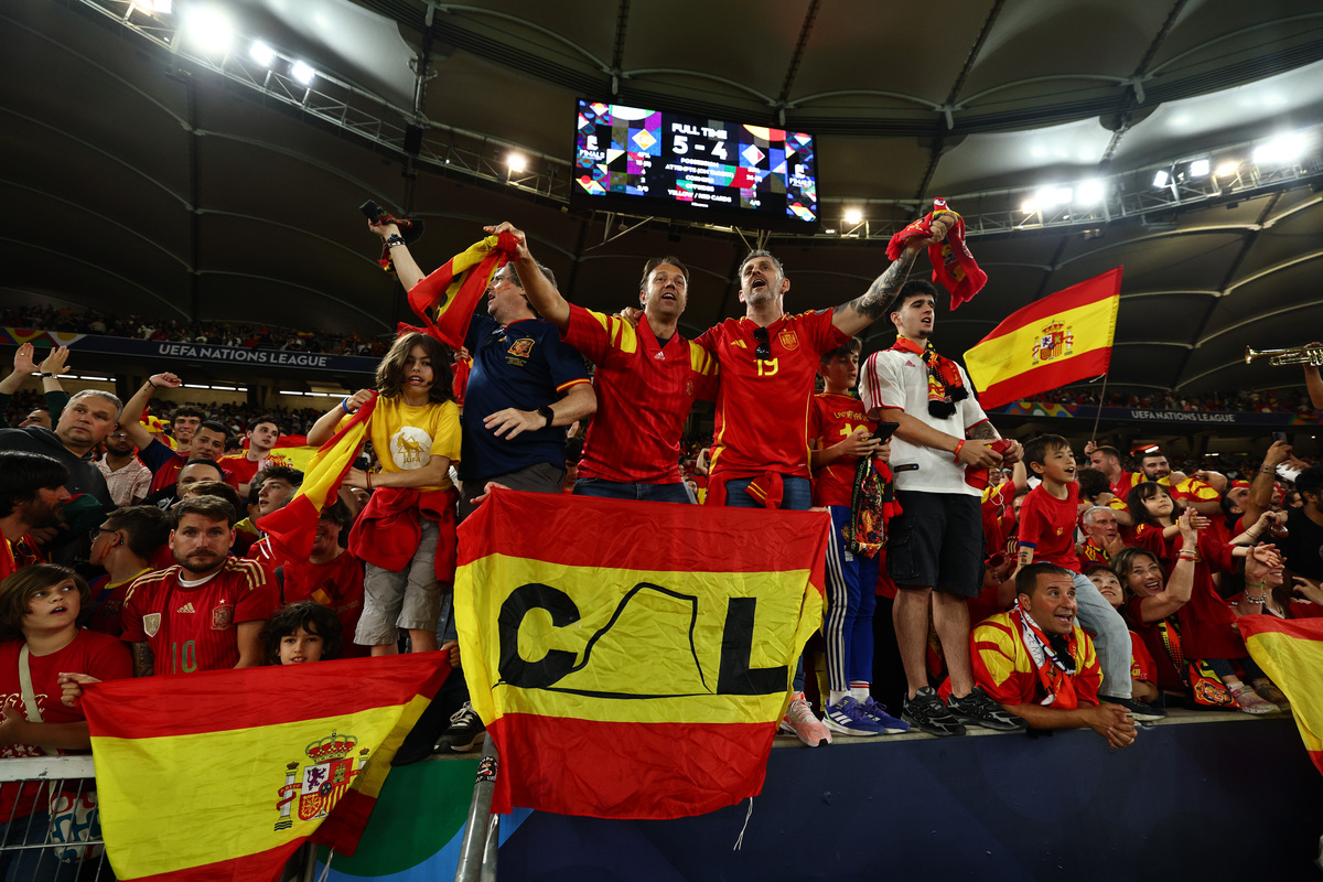 国际比赛日突围战来临，费耶诺德围绕足总杯队长鼓劲，球迷炸锅，阵容厚度经受考验(费耶诺德主场迎战凯尔特人)